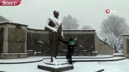 Kayseri’de belediye işçisi Ata’yı kar altında bırakmadı