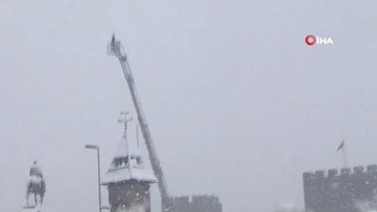 Vinç Üzerinde Şehir Manzaralı Kar Selfiesi