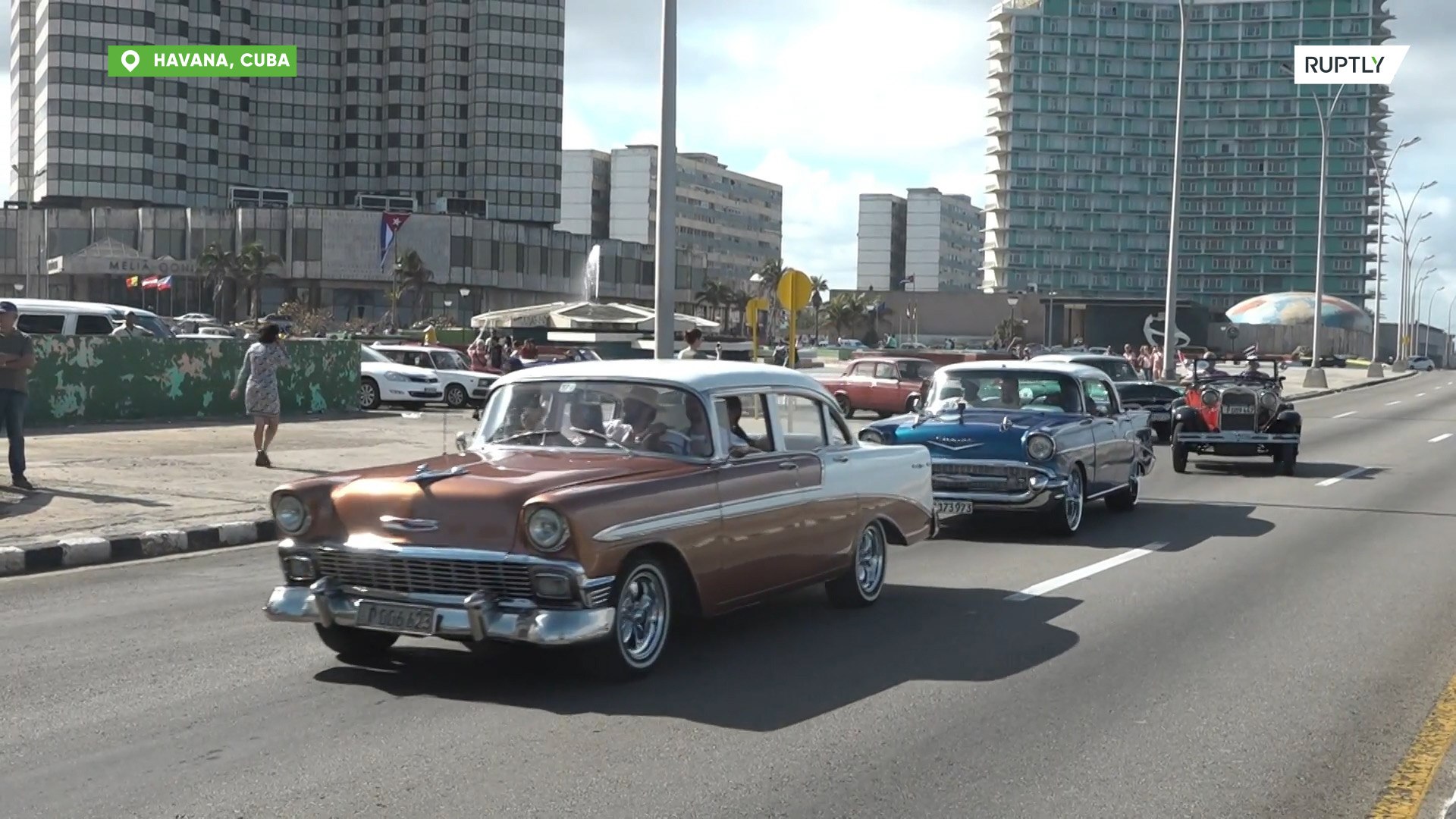 Carros vintage passeiam por Havana em competição de carros clássicos