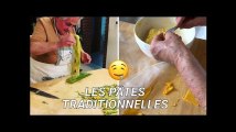 Elle filme les recettes traditionnelles de pâtes en parcourant l’Italie