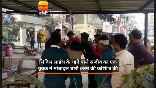 मोबाइल चोरी के शक में पुलिस चौकी के अंदर युवक को पीटा