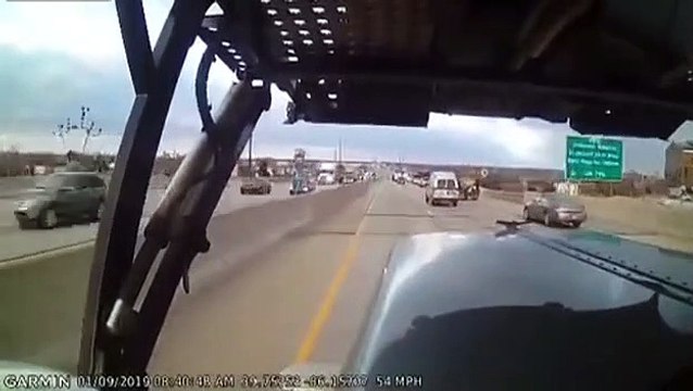 Un chauffeur de camion se fait couper la route et ne peut éviter le crash