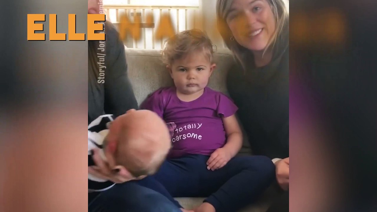 Cette fille n'a pas l'air très heureuse de l'arrivée du bébé dans la famille !