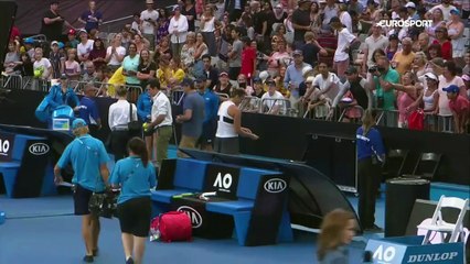 Un bandeau lancé dans le public entraîne un combat de fans dans les gradins