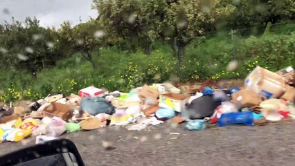 Mortara  , hinterland di Reggio Calabria immondizia lasciata per strada