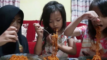 Makan Mie Samyang Extra Hot Challenge, Pedes Banget