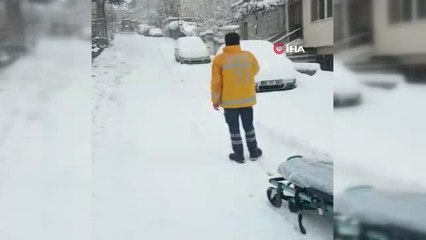 Ambulansın Ulaşamadığı Hastayı Kepçeyle Çıkardılar