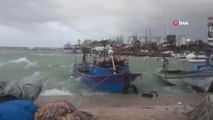 Mersin'de Kuvvetli Fırtına Yıktı, Geçti...kızkalesi Adeta Savaş Alanına Döndü