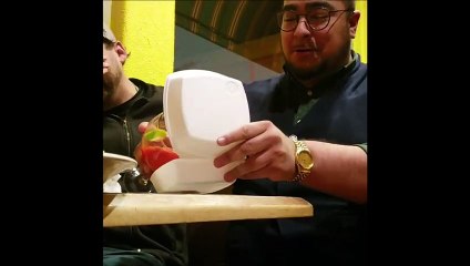 Une serveuse refuse qu'il emporte sa Margarita, il va inventer une solution génialissime
