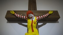 Haifa, rabbia per il McJesus crocifisso esposto contro la volontà dell'artista