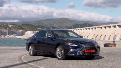 The new Lexus ES 300h LUXURY Design in Deep Blue