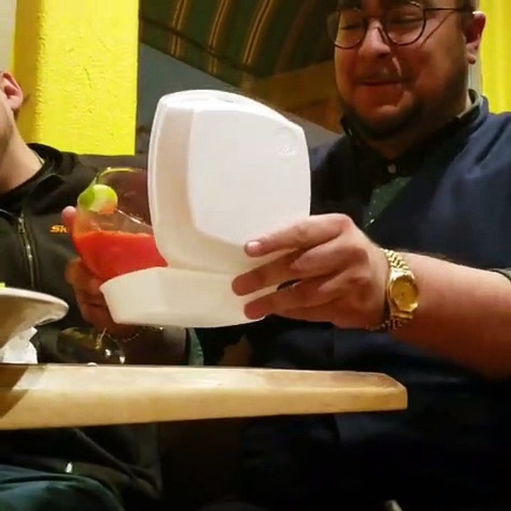 Il vient d'inventer la Margarita à emporter... Tellement drole