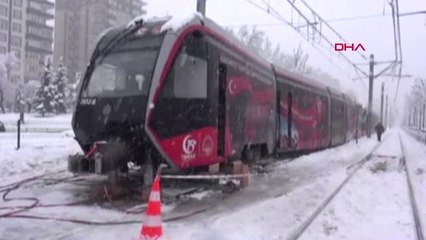 Kayseri'de Karda Kayan Tramvay Raydan Çıktı