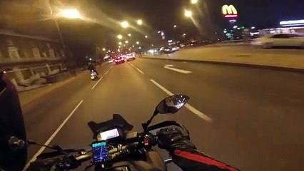 Un conducteur inconscient se jette littéralement dans les bras de la police