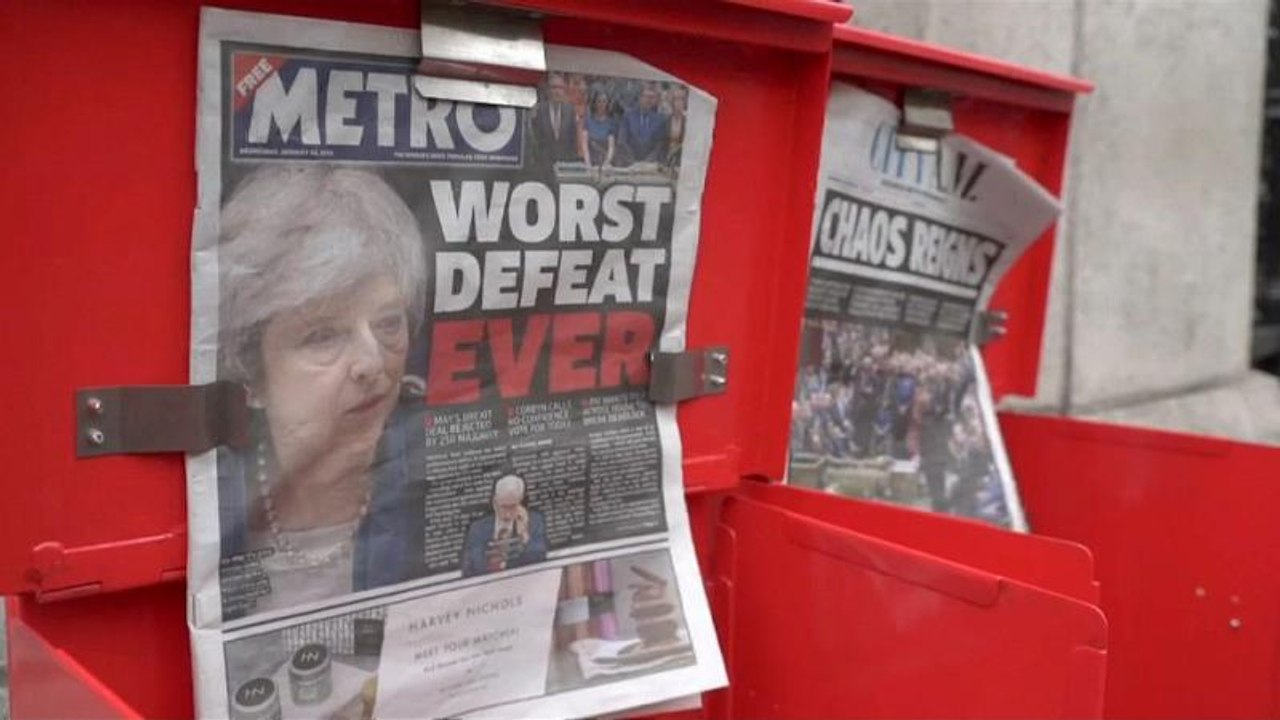 Brexit: Διχασμένοι οι Βρετανοί πολίτες μια ημέρ...