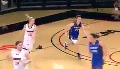 En plein match de Basket  elle perd sa chaussure