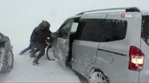 Kar ve tipi nedeniyle çok sayıda araç yolda kaldı