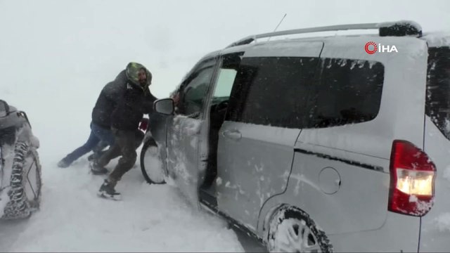 Kar ve tipi nedeniyle çok sayıda araç yolda kaldı