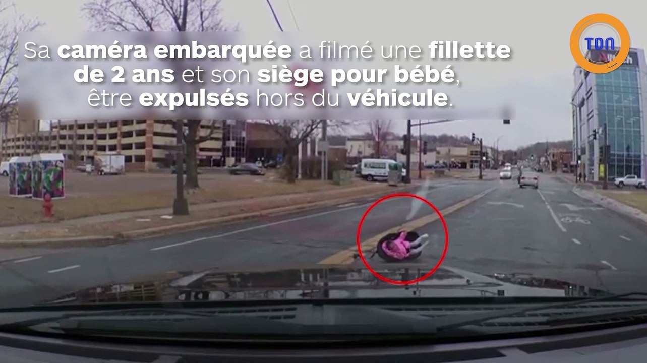 Dans un virage, une voiture expulse hors du véhicule un bébé assis sur le siège pour enfant !