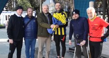 Fanatik Fenerbahçeli Bir Taraftar, Futbolculara Destek İçin İzmir'den İstanbul'a Koşuyor