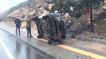 Gaziantep Otomobilin Çarptığı Hafif Ticari Araçtaki 4 Kişi Yaralandı