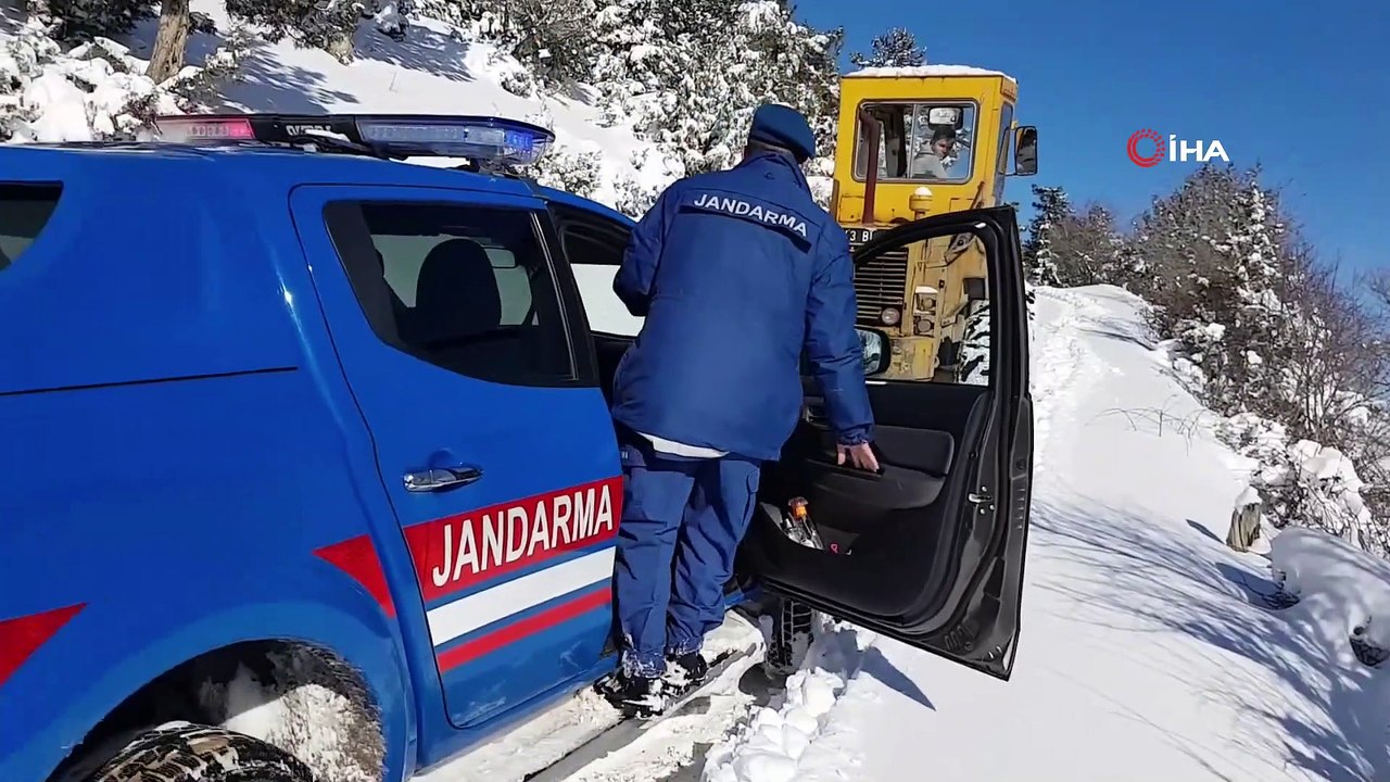 Karda mahsur kalan bekçiyi jandarma ve belediye ekipleri kurtardı