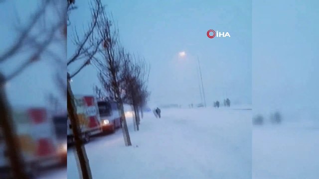 Kar yağışı kazaları beraberinde getirdi, kontrolden çıkan araçlar böyle birbirine girdi