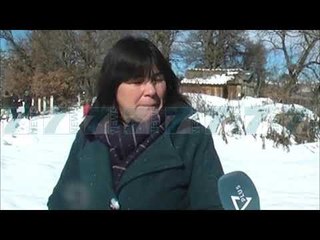 KORCE, FSHATRAT DALIN NGA IZOLIMI, ZHBLLOKOHET RRUGA - News, Lajme - Kanali 7