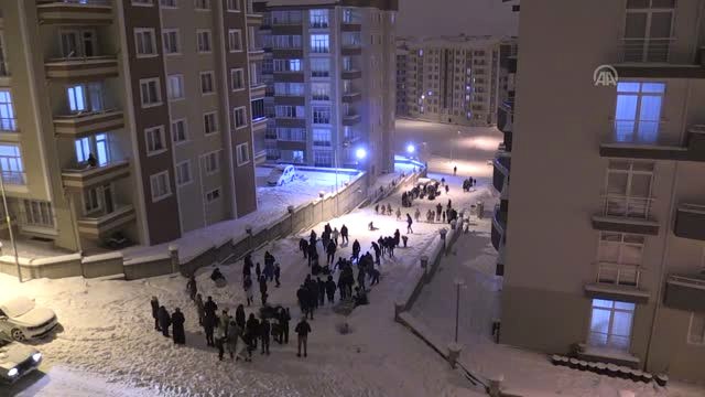 Mahalle Sakinleri Sokağı Kayak Pistine Çevirdi