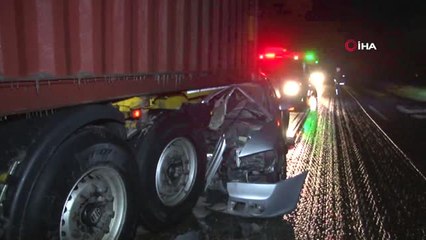Buzlanma Nedeniyle Kontrolden Çıkan Otomobil Tıra Çarptı: 1'i Çocuk 4 Ölü