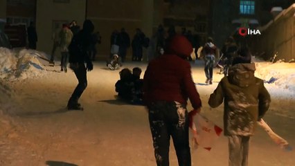 Uludağ değil Nevşehir...Sokağı kayak merkezine çevirdiler