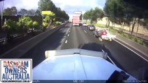 Un motard fini dans la remorque d'un camion avec sa moto