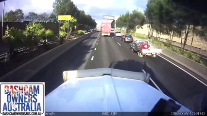 Un motard fini dans la remorque d'un camion avec sa moto