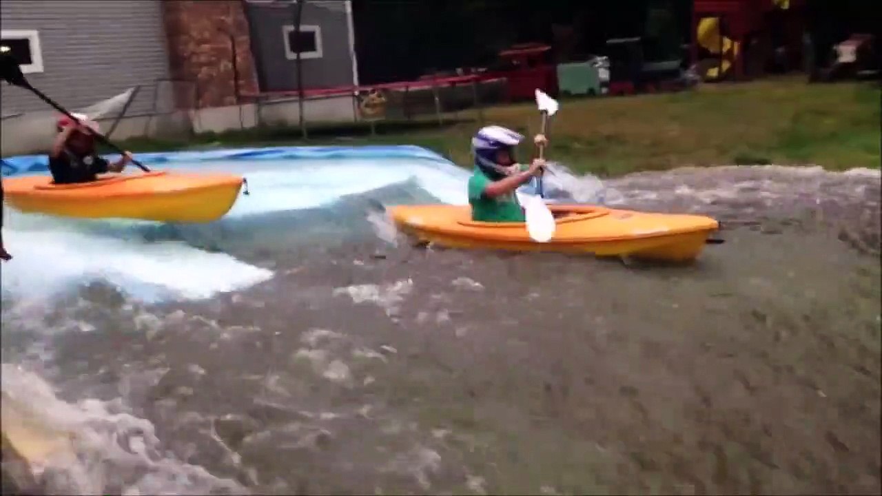 Un papa recrée une rivière pour ses 2 fils et leur kayak... dans le jardin