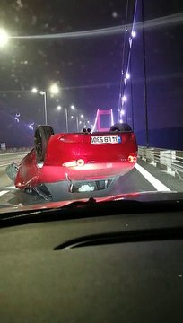 Une course sauvage sur l'autoroute qui termine mal... Voiture sur le toit