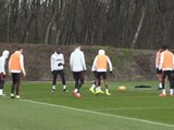 Solskjaer welcomes a special guest as he takes Man United training