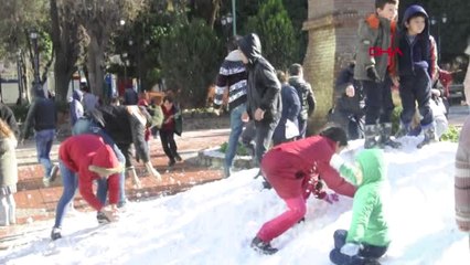 Manisa Çocuklar, Kamyonlarla Getirilen Karın Keyfini Çıkardı