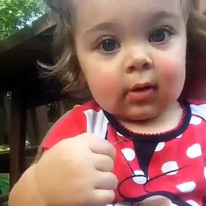 Elle voit ses sourcils pour la première fois... sa réaction est hillarante  !