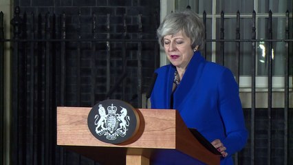 May pide cooperación tras superar moción de censura