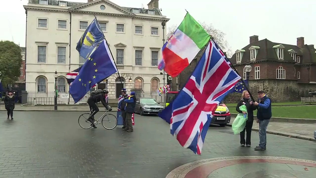 Britische Premierministerin May übersteht Misstrauensvotum