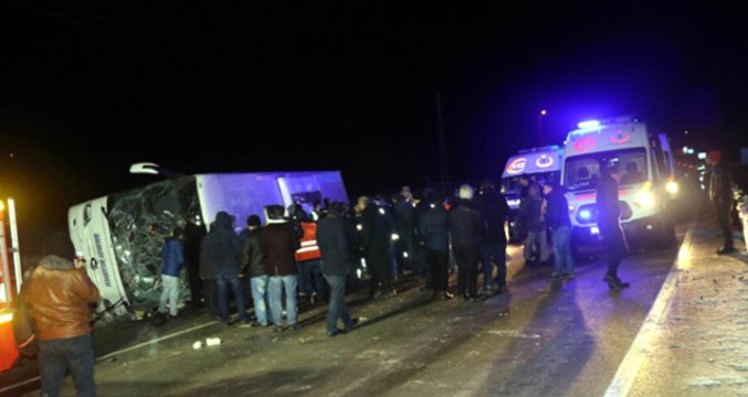 Amasya'da Cenazeden Dönenleri Taşıyan Otobüs Devrildi: 2 Ölü, 15 Yaralı