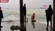 Dalganın vurduğu iskeledeki çocuk denize düştü, imdadına bir turist yetişti