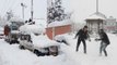 Tourists enjoy fresh snowfall in Sri Nagar and Kashmir | Oneindia News