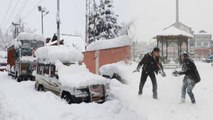 Tourists enjoy fresh snowfall in Sri Nagar and Kashmir | Oneindia News
