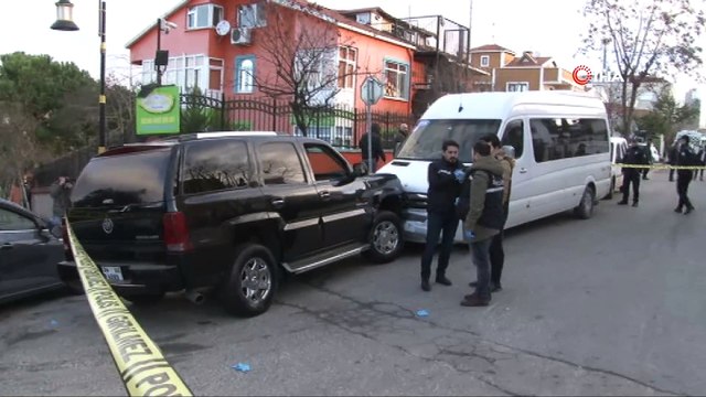 Kartal'da lüks araç içinde bir kişi kafasından silahla vurulmuş halde bulundu. Polis olay yerinde geniş güvenlik önlemi alırken, incelemeler sürüyor.