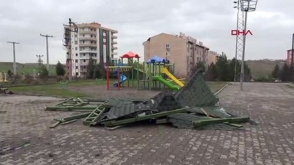 Parktaki kameriyeyi ısınmak için kırıp, yaktılar