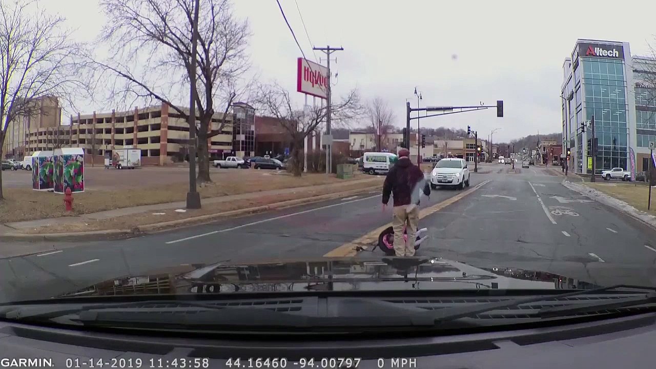 Un automobiliste perd son enfant assis dans le siège auto et ne s'en rend pas compte !