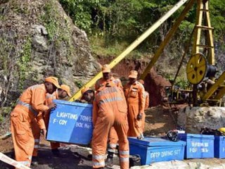 ഖനിയില്‍ നിന്ന് മൃതദേഹം കിട്ടി, ബാക്കി 14 പേര്‍ക്കായി തിരച്ചില്‍