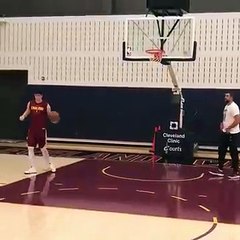 Mehmet Okur, Cedi Osman'a tecrübelerini aktarıyor