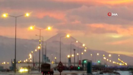 Güneşin doğuşunu izlemeye geliyorlar